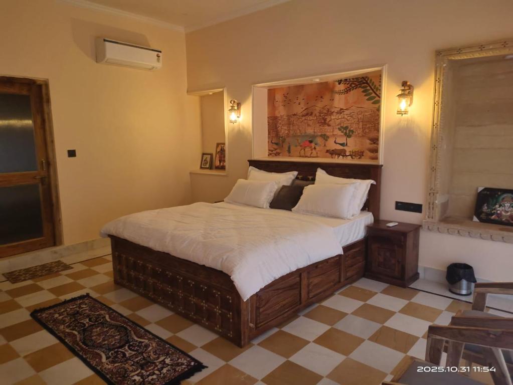 Postel nebo postele na pokoji v ubytování The second home jaisalmer