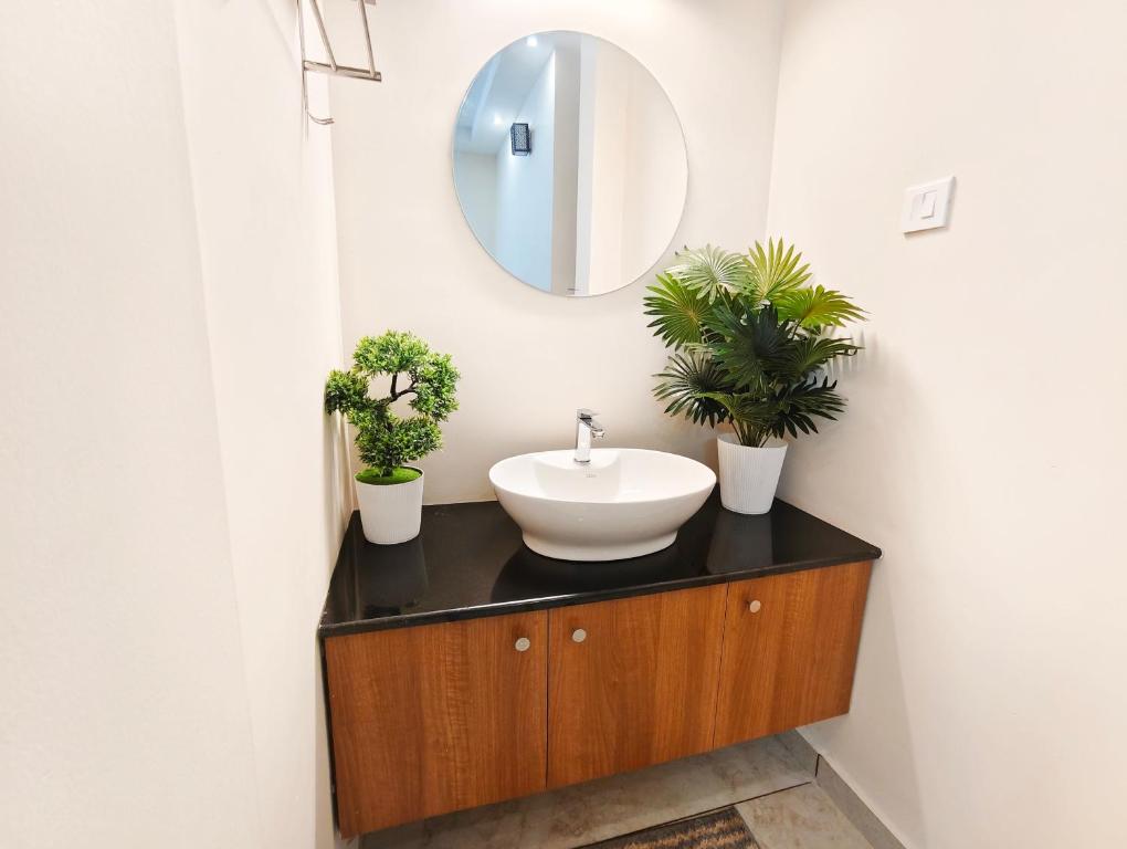 un baño con lavabo y espejo en 88 GREEN FORT EDAPALLy, en Ernakulam