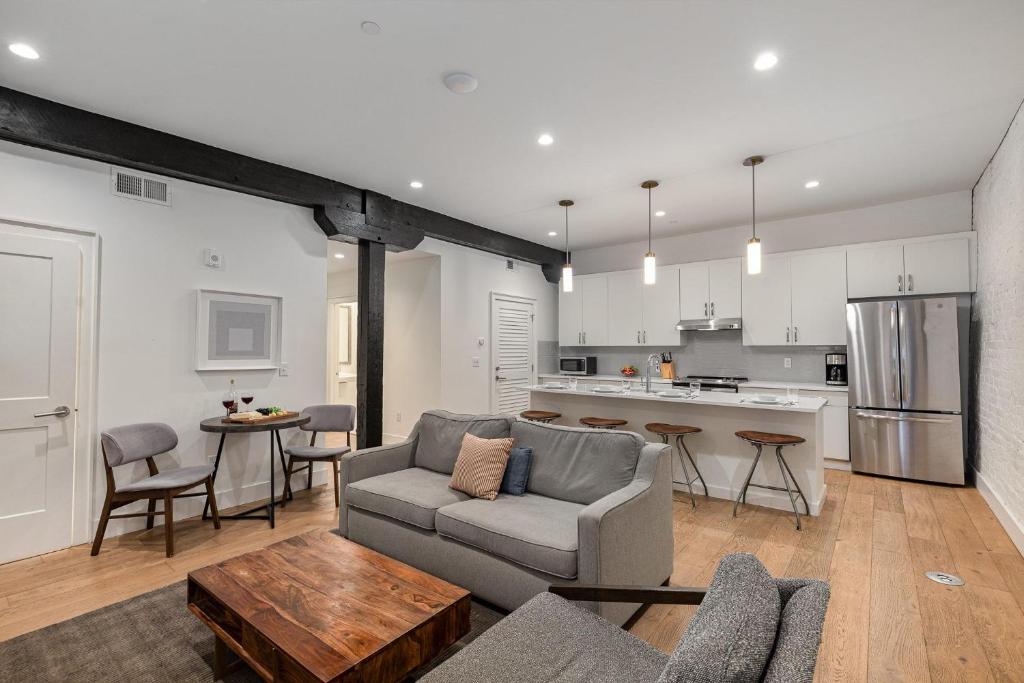 Kuchyň nebo kuchyňský kout v ubytování The Saddlery - Spotlight - 2 Min Walk to Broadway