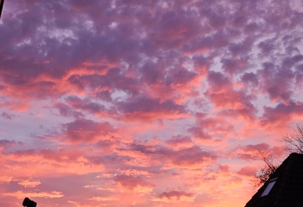un cielo nublado al atardecer con en Pension Haus Erika, en Cuxhaven