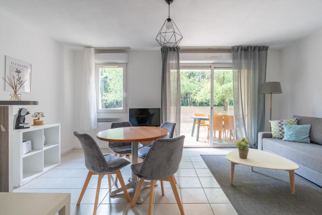 Μια τηλεόραση ή/και κέντρο ψυχαγωγίας στο Ozea - Piscine - Climatisé - Proche Aix & Parking