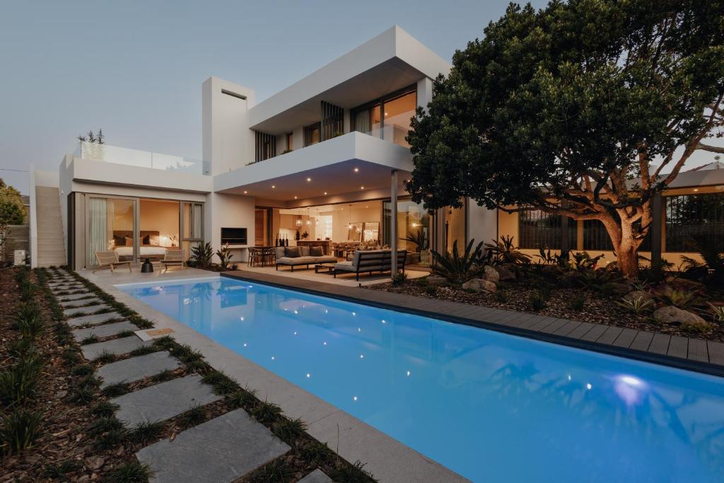 Bazén v ubytování Villa Lumaire - Leisure Island nebo v jeho okolí