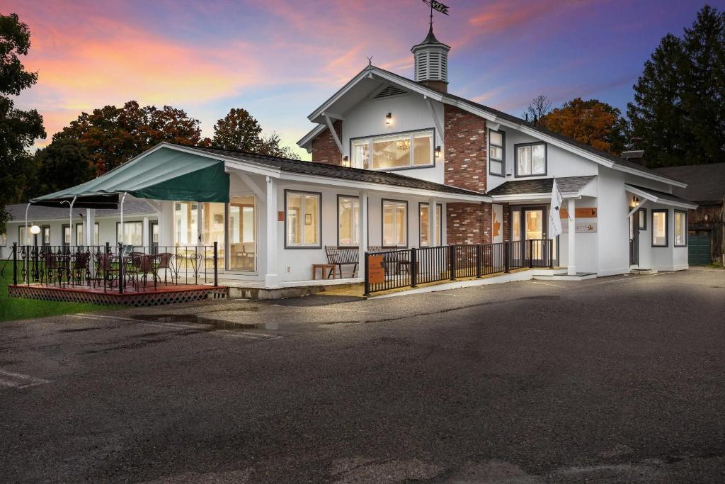 a large white house with a roof at The Palmer House Resort, an Ascend Collection Hotel in Manchester