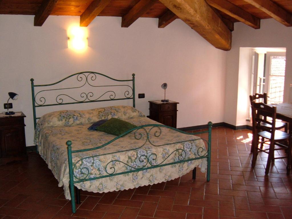 sypialnia z łóżkiem i 2 krzesłami w obiekcie La Meridiana Casale w mieście Pignone