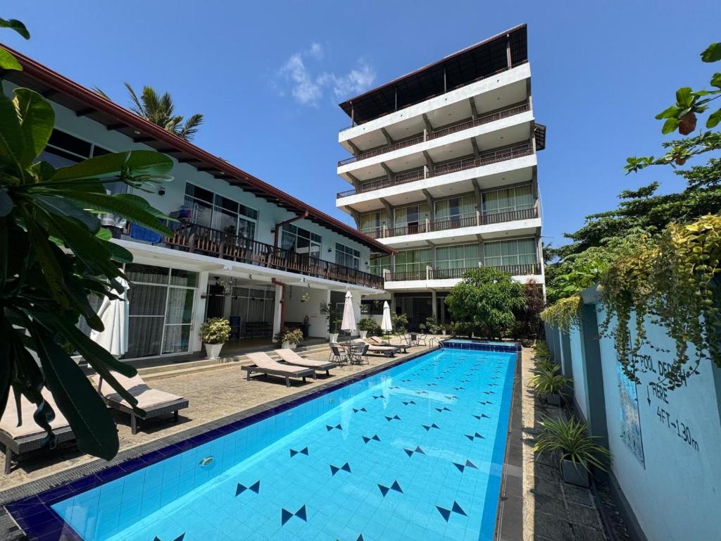 ウェリガマにあるChill Bay Weligamaの建物の前のプール