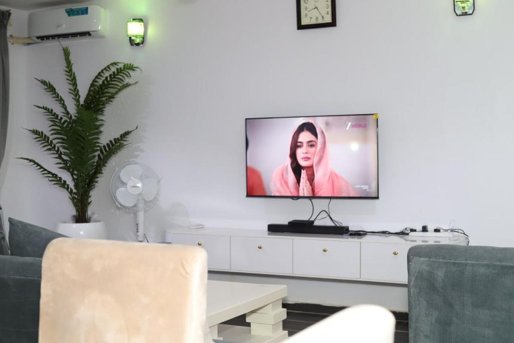 Μια τηλεόραση ή/και κέντρο ψυχαγωγίας στο OZI Homes Guaranteed Comfort