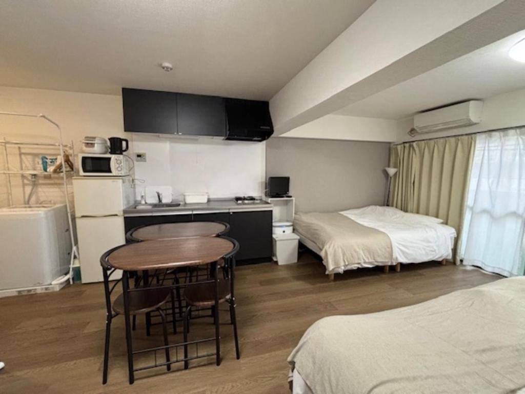 a small room with a kitchen and a table in it at 板橋 RCアネックス Rc206 in Tokyo