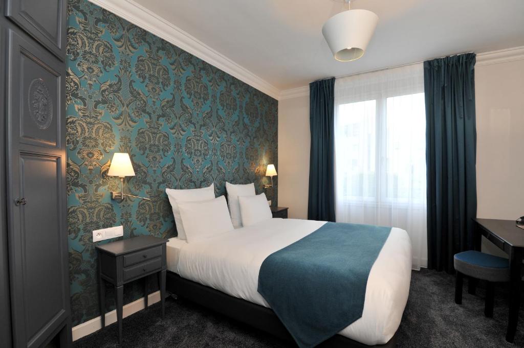 a hotel room with a bed and a window at Mercure Paris Saint Cloud Hippodrome in Saint-Cloud