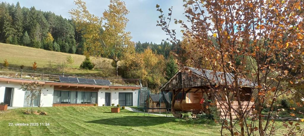 JasenicaにあるChatka Katkaの太陽光パネル付きの家