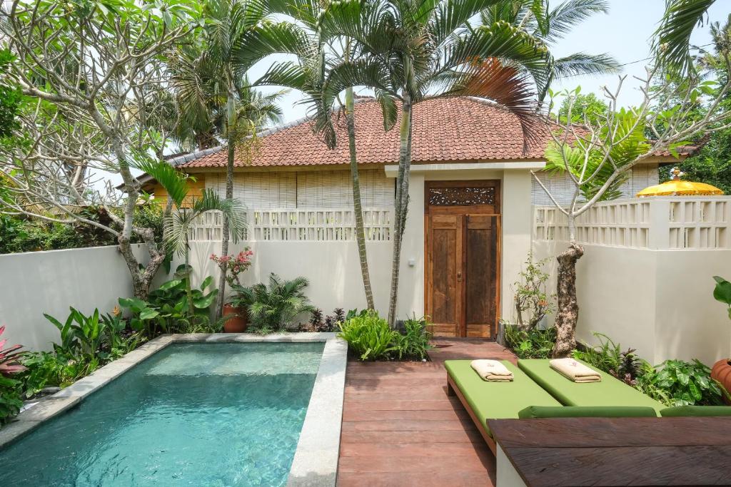 een villa met zwembad voor een huis bij Rumah Senang - Walk to Beach in Balian
