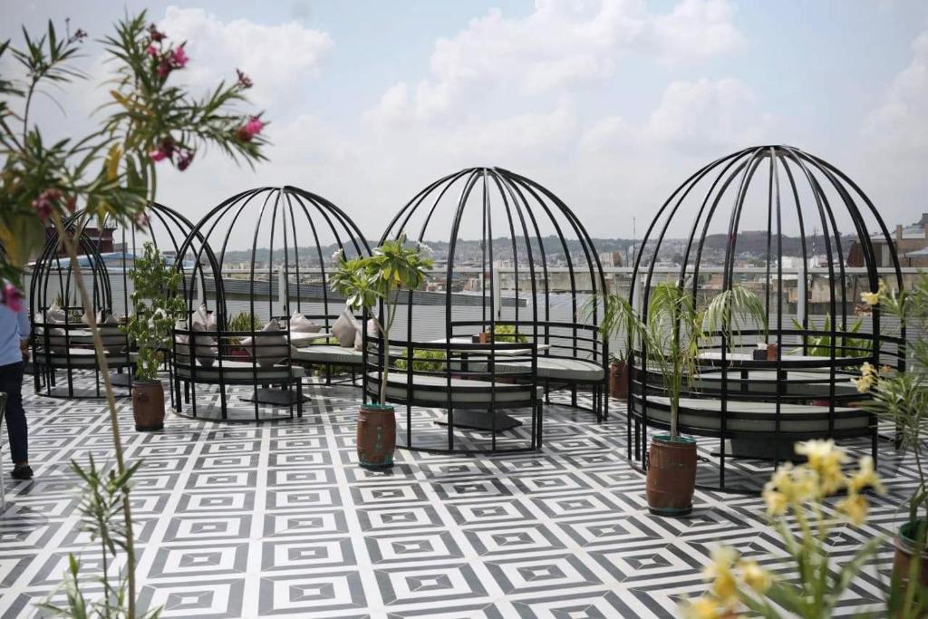 un grupo de mesas y sillas en un techo en Hotel Galaxy, en Jodhpur