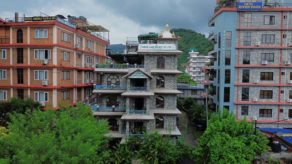 PokharaにあるHotel Lake Palaceの都内の塔のある高層ビル