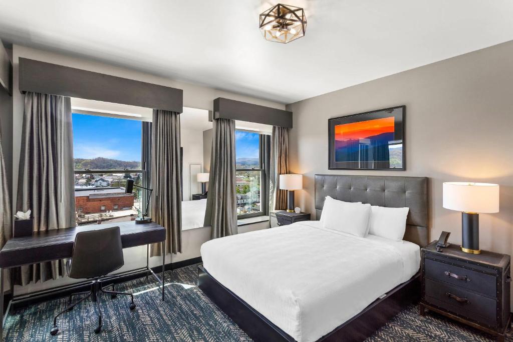 A bed or beds in a room at Tygart Hotel, an Ascend Collection Hotel