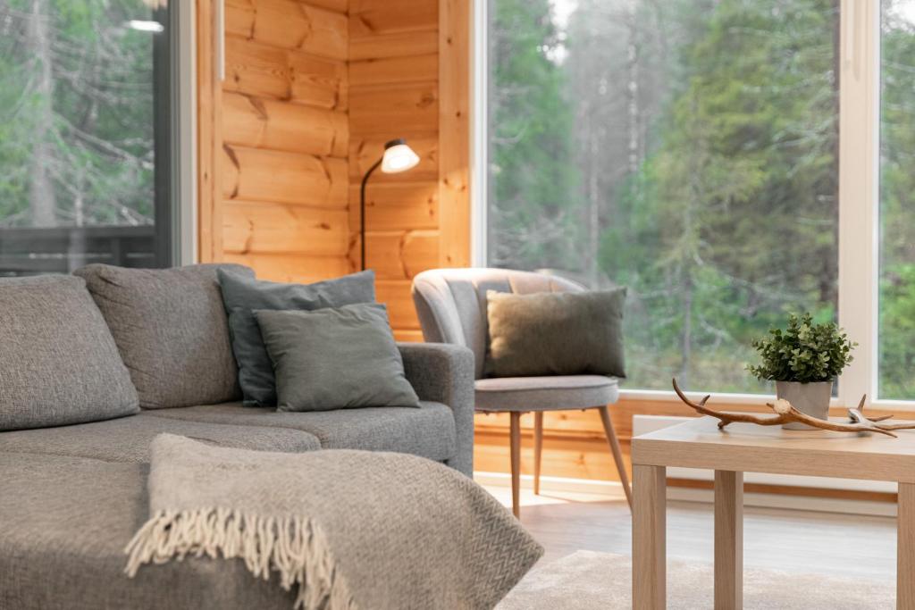 ein Wohnzimmer mit einer Couch und einem Sessel in der Unterkunft Premium 2BR Villa in Ruka with Private Sauna & Free Parking in Ruka