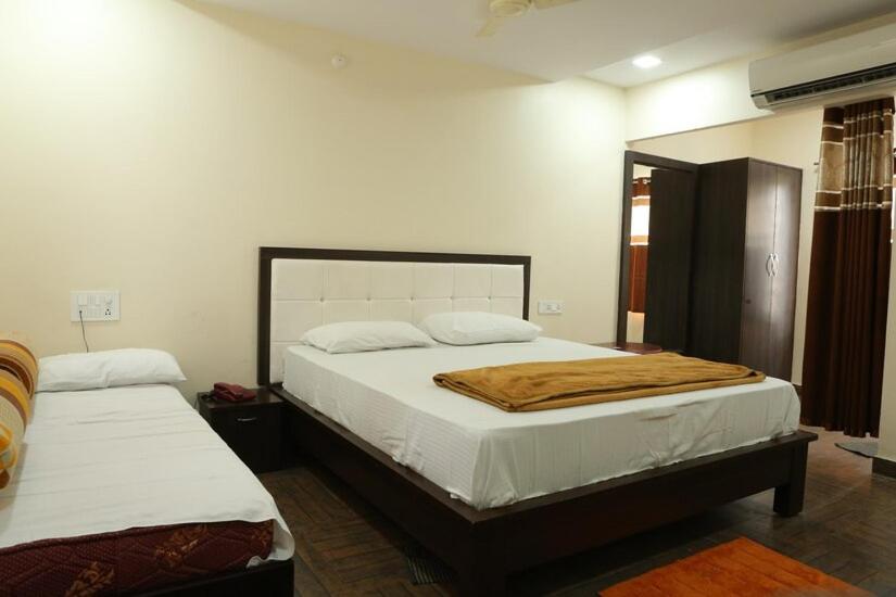 ein Schlafzimmer mit zwei Betten mit weißer Bettwäsche in der Unterkunft SV Grand in Proddatūr