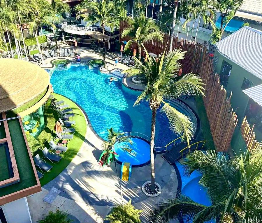カタビーチにあるStay Kataのヤシの木のあるプールの上空からの眺め