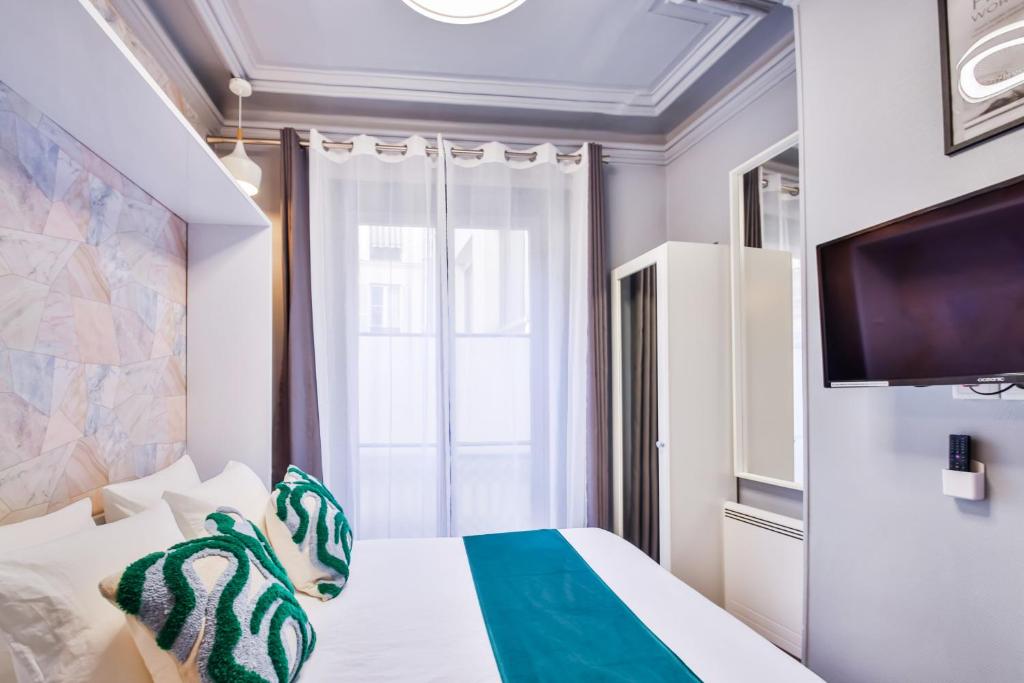 a bedroom with a bed and a tv at WS Hôtel de Ville - Le Marais in Paris