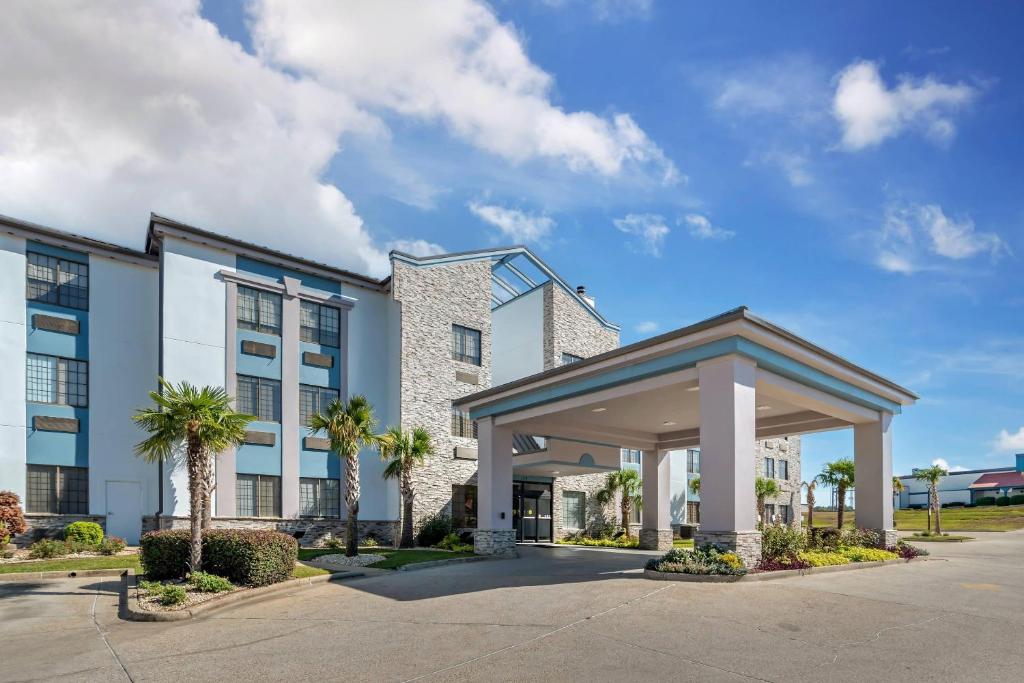 a rendering of a hotel with a parking lot at Comfort Suites Hattiesburg near University in Hattiesburg