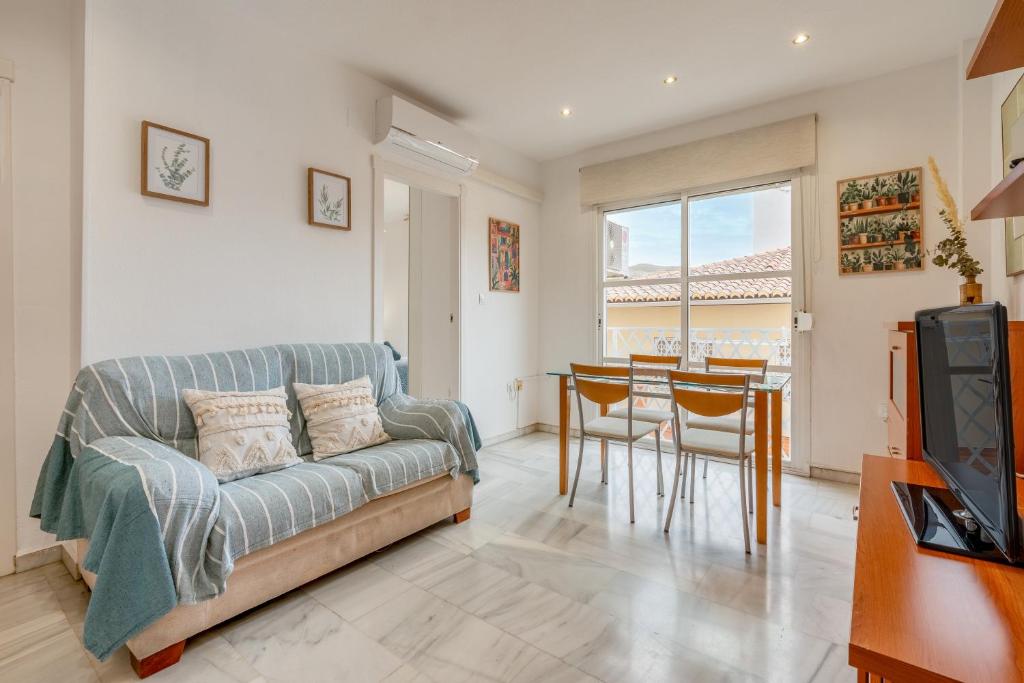 a living room with a couch and a table at Apartamento Luminoso Y Acogedor in Cenes de la Vega