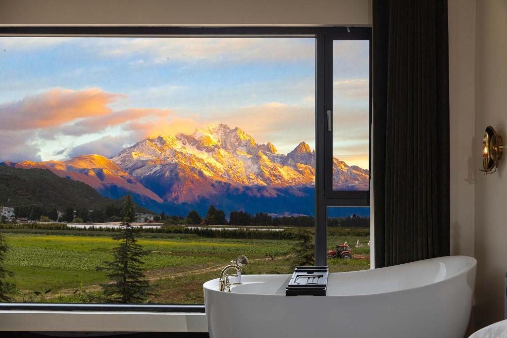 Nespecifikovaný výhled na hory nebo výhled na hory při pohledu z hotelu