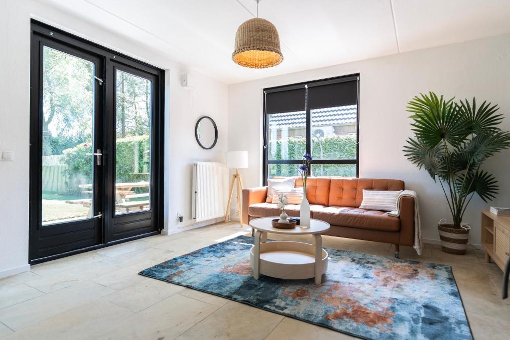 Posezení v ubytování Family Villa With Garden & Lake Access