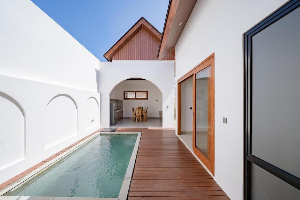 une vue extérieure d'une maison avec piscine dans l'établissement Il Petrucino Villa, à Nusa Dua