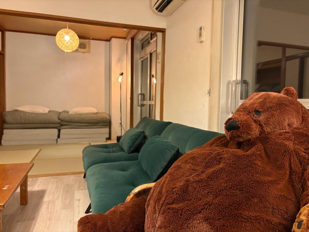 御殿場市にあるFUJI Forest House203の居間のソファに座るテディベア
