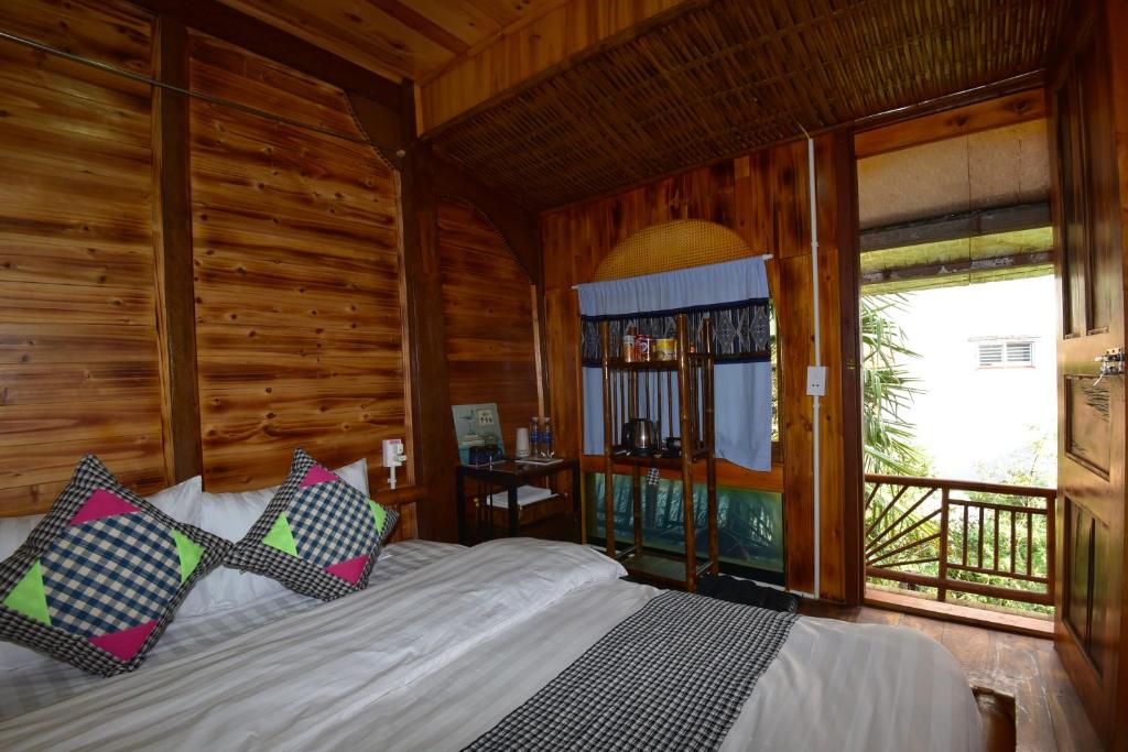een slaapkamer met een bed in een kamer met houten wanden bij An's Space Sapa in Lao Cai