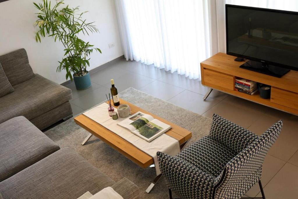 TV a/nebo společenská místnost v ubytování Dizengoff Square