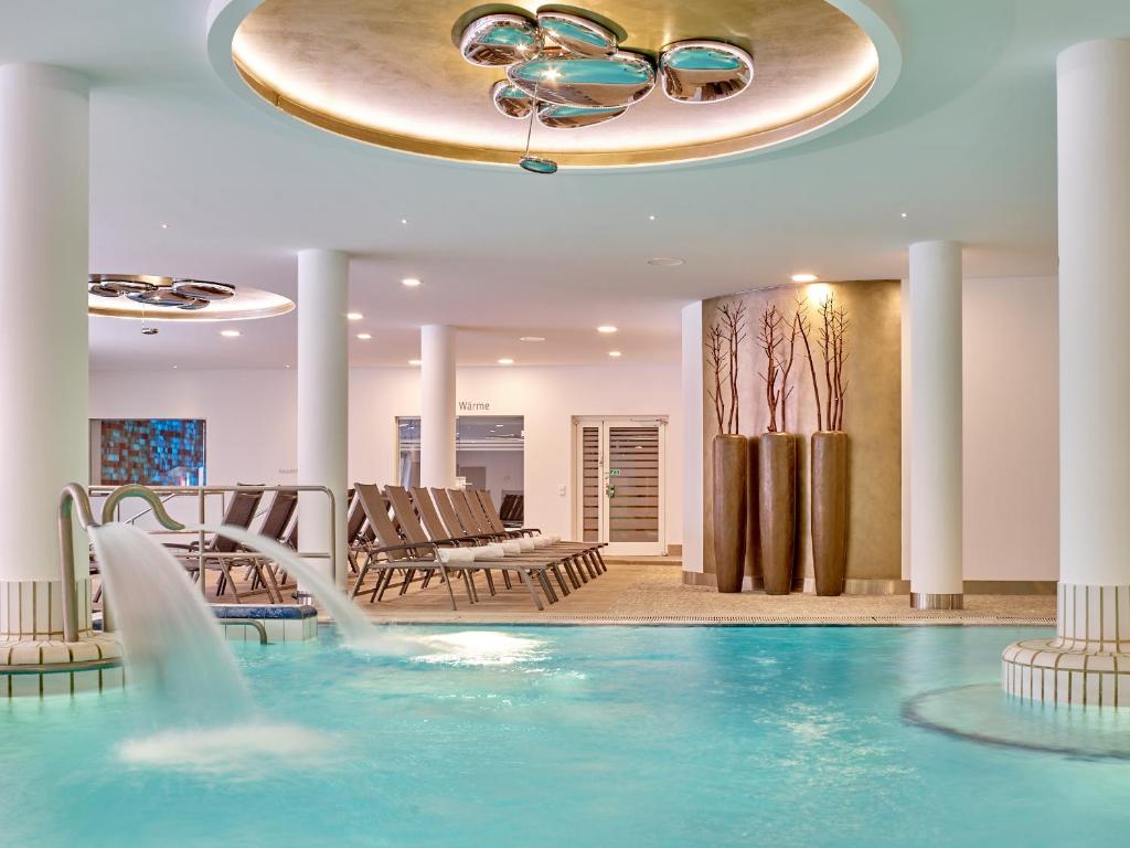 Bazén v ubytování Hotel Maximilian nebo v jeho okolí