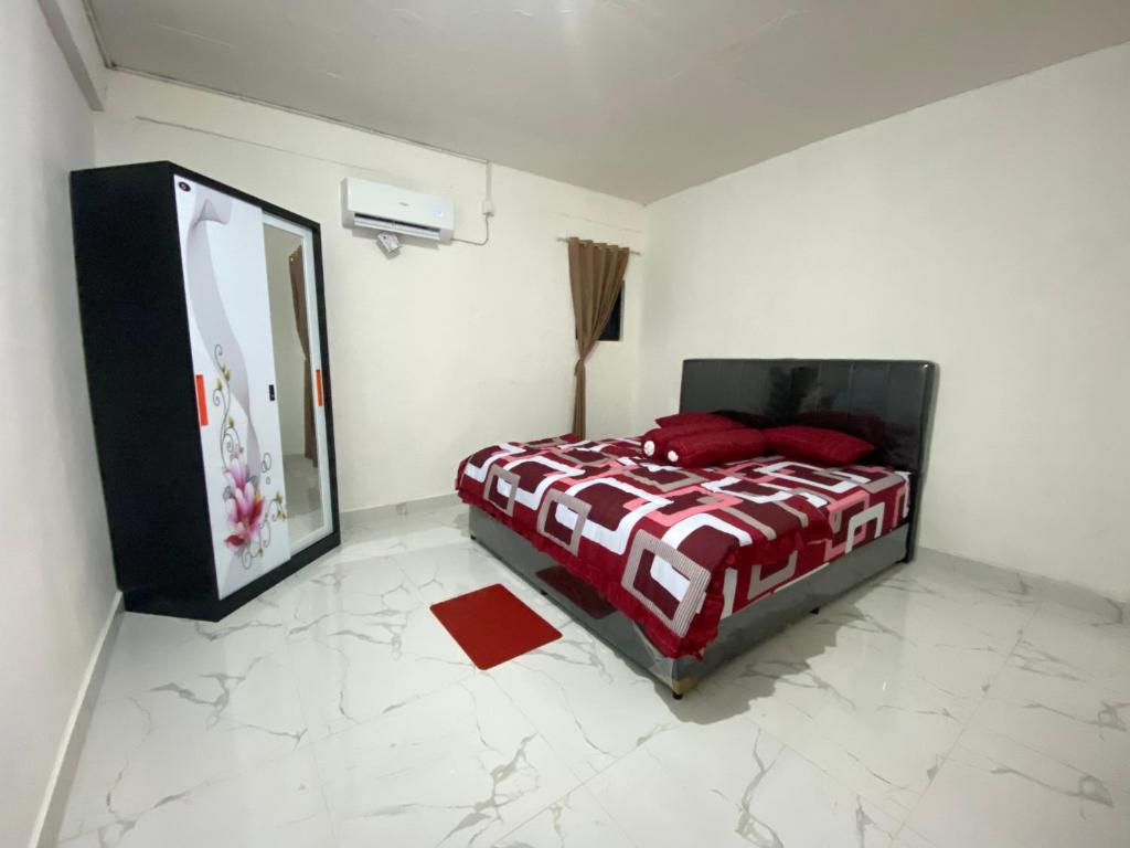 a bedroom with a bed and a mirror at BMC HomeStay in Sebungsungai