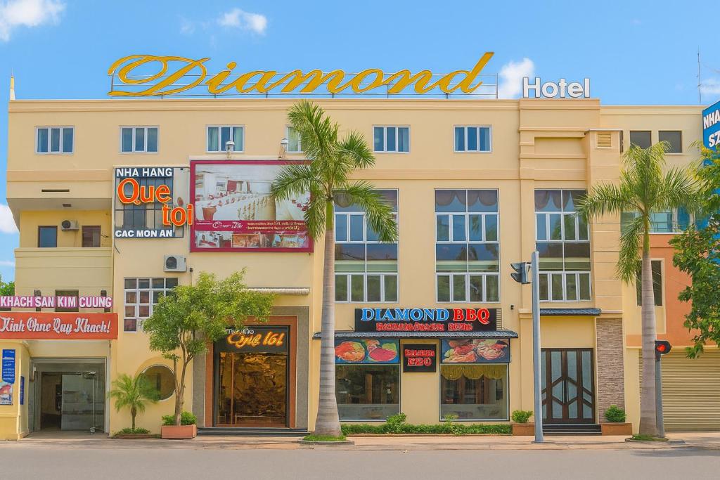 Un hotel con un cartel en la entrada. en Diamond Hotel Thai Binh, en Thái Bình