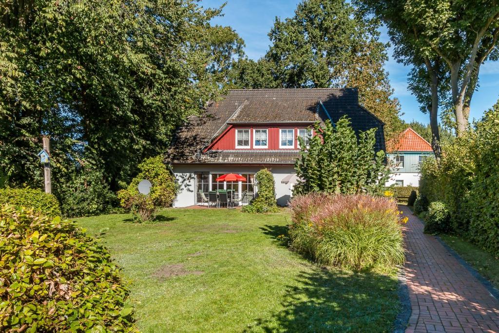 JagdhausにあるJagdhaus Schwinkelsmoorの赤白の家