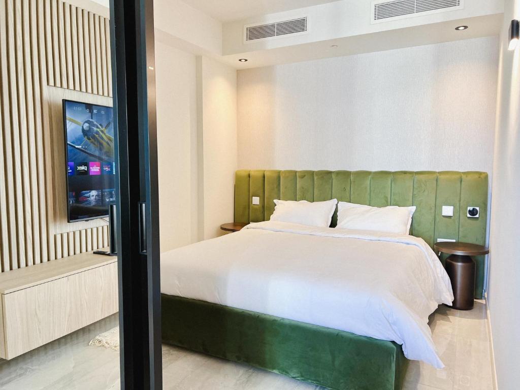 Postel nebo postele na pokoji v ubytování Mercury Suite Luxe Retreat with Pool access by ArcoBnb