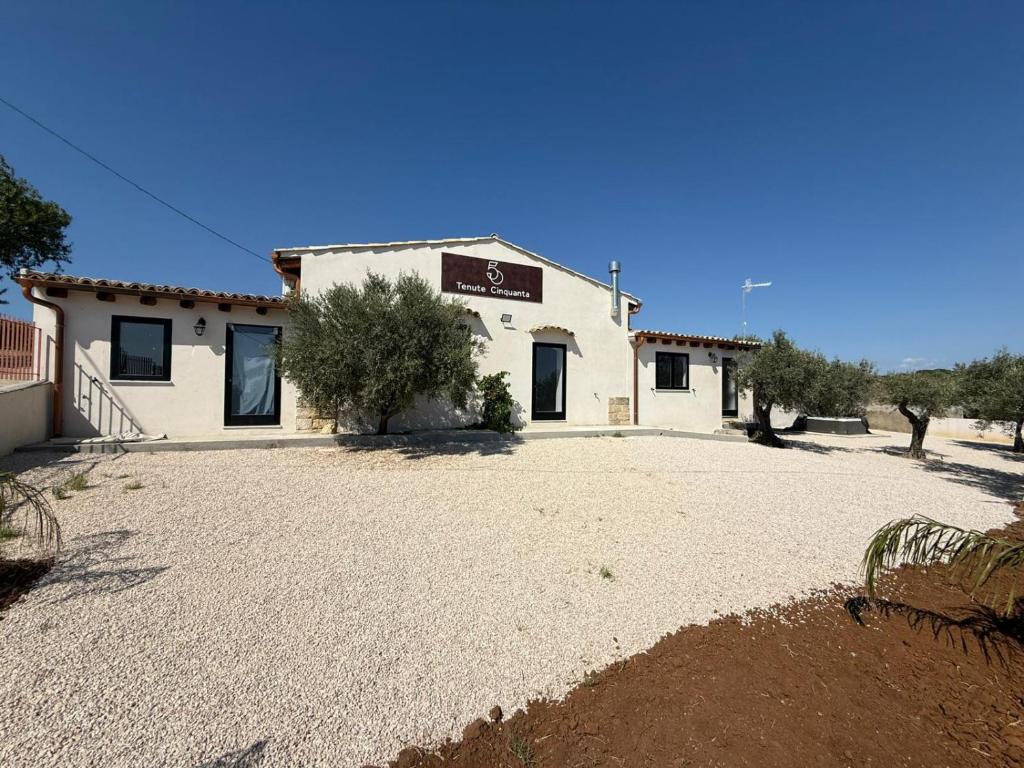 Το κτήριο όπου στεγάζεται  η παραθεριστική κατοικία