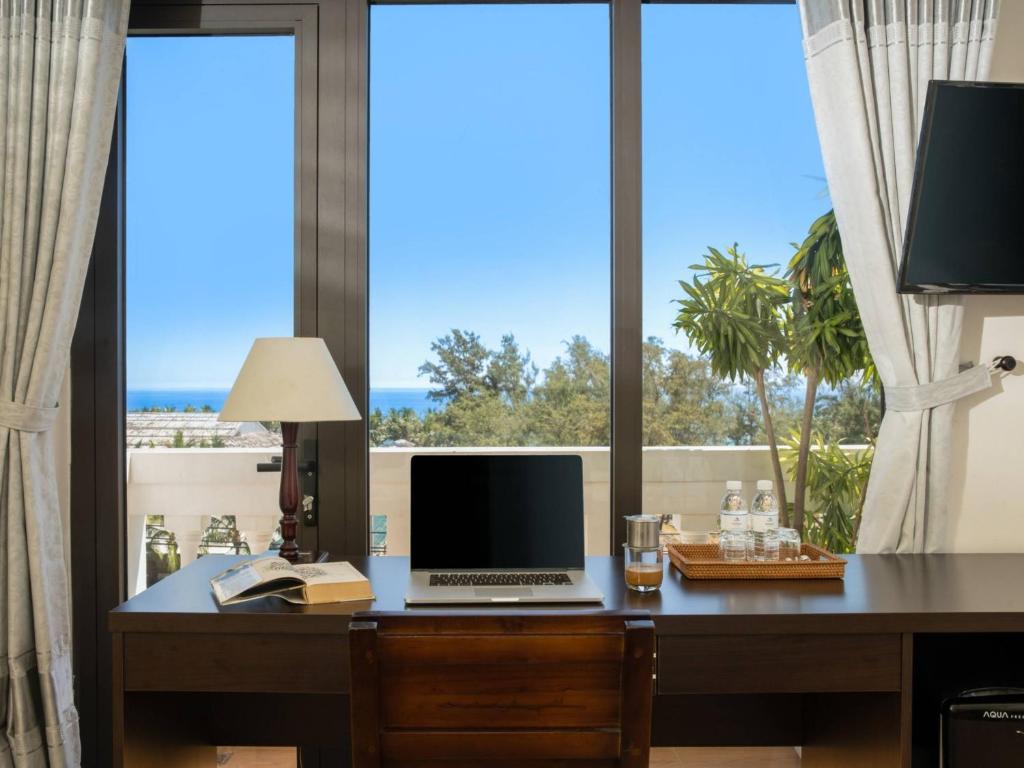 Μια τηλεόραση ή/και κέντρο ψυχαγωγίας στο Beachfront Hotel Hoi An