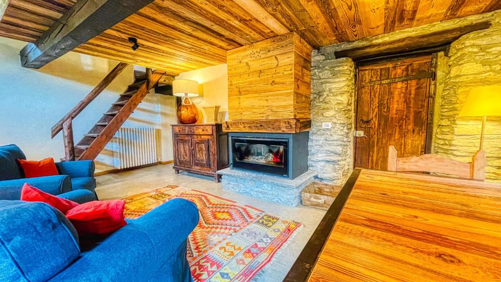 a living room with a blue couch and a fireplace at Borgo Felice Fontana - Affitti Brevi Italia in Monfol