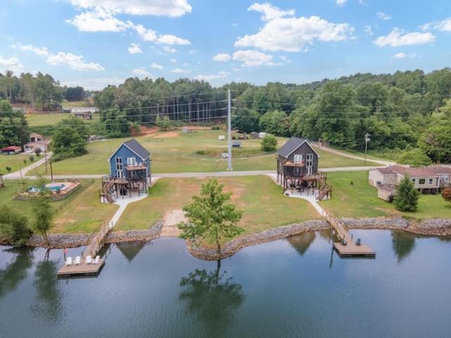 una vista aerea di una casa sul lago di River Lofts - Onyx & Catawba Cottages a Hickory