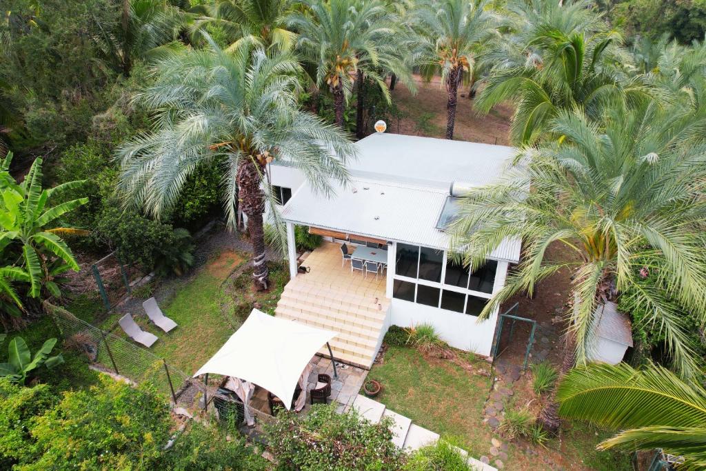 an aerial view of a house with palm trees at Villa Karo Coco in Saint-Leu