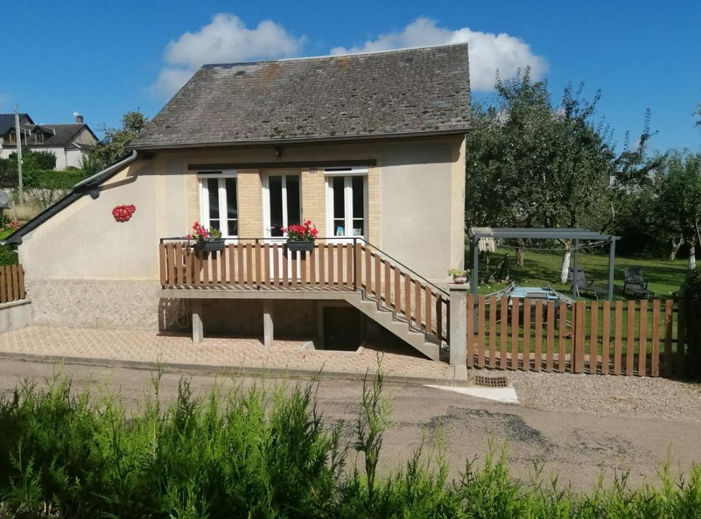 Το κτήριο όπου στεγάζεται  η παραθεριστική κατοικία