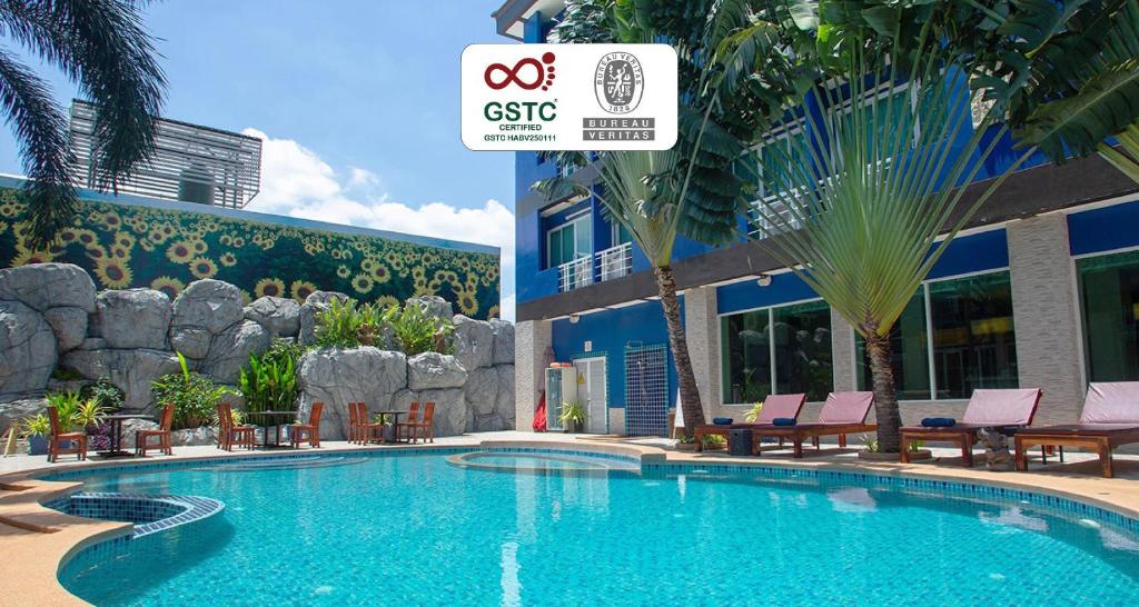 une piscine devant un immeuble dans l'établissement Best Western Royal Buriram, à Buriram