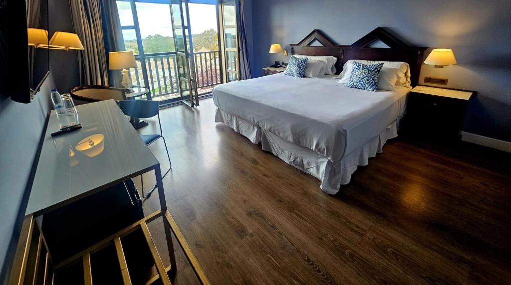 ein Hotelzimmer mit Bett und Balkon in der Unterkunft RL Ciudad de Úbeda in Úbeda