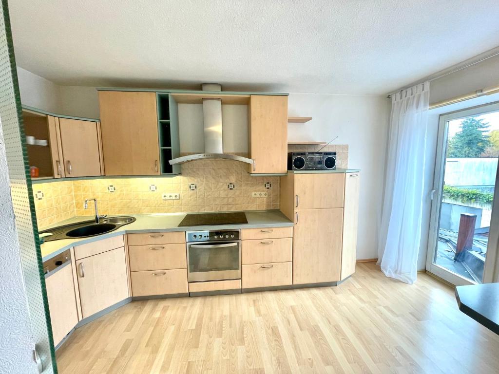 a kitchen with a sink and a stove top oven at Im Zentrum von Ludwigslust entspannt wohnen, Entdecken Sie den Park und das Schloss oder Schwerin mit seinem Weltkulturerbe und die nahegelegene Ostsee in Ludwigslust