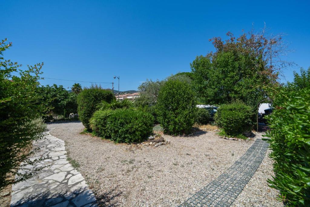 a row of hedges on a gravel road at Charmante maison familiale Mandelieu-la-Napoule in Mandelieu-la-Napoule