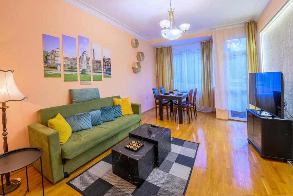 TV a/nebo společenská místnost v ubytování Cozy Central Apartment By NDK and Vitosha Blvd with Free secured parking and two terraces
