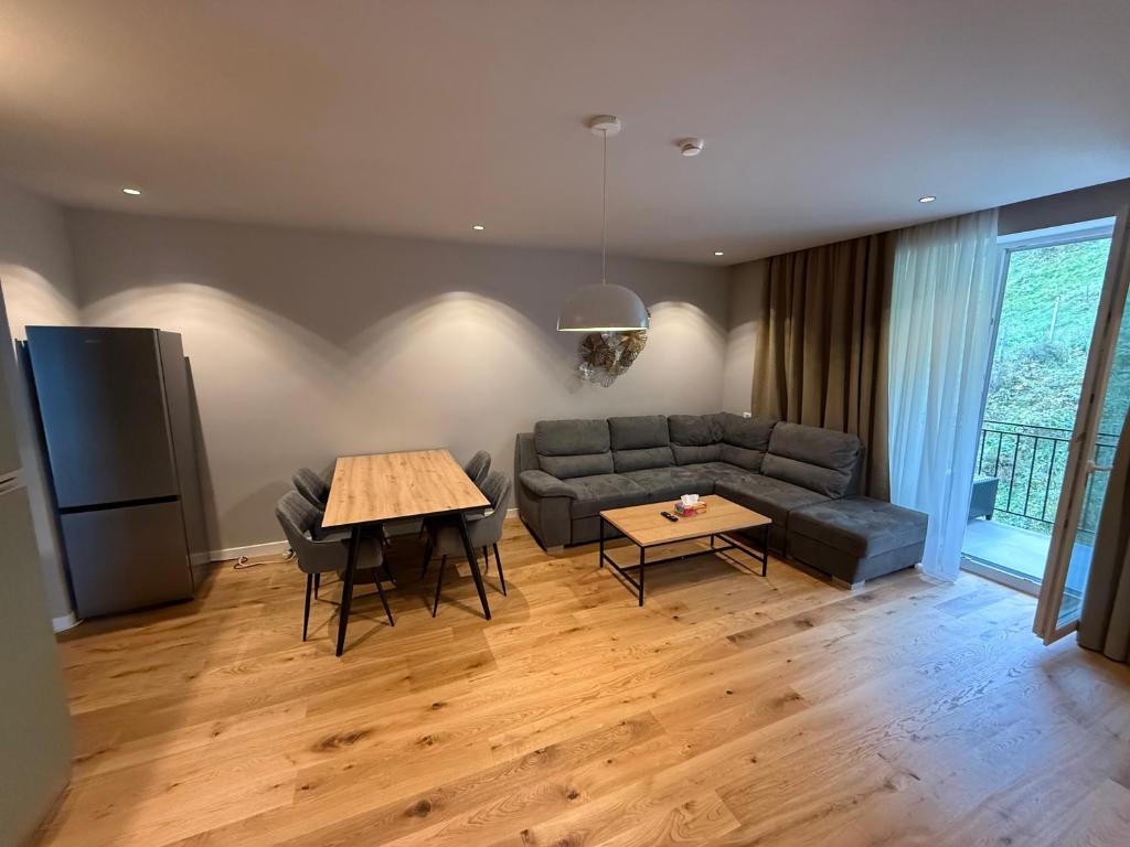 ein Wohnzimmer mit Sofa und Tisch in der Unterkunft Alpine Eden Hideaway in Râșnov