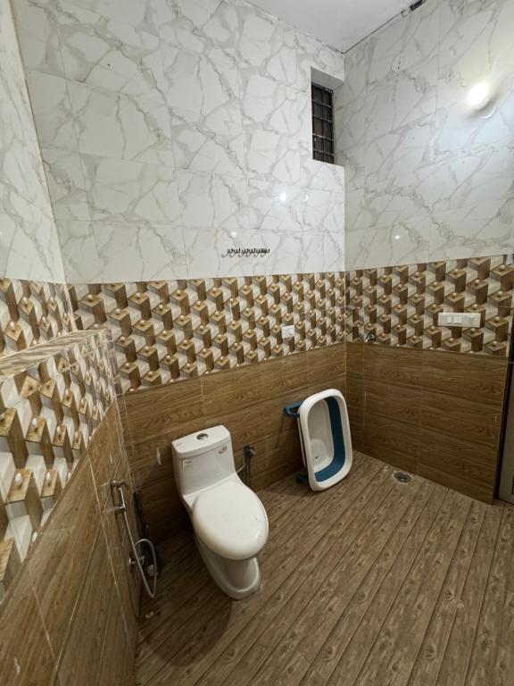 a bathroom with a toilet and a sink at Vin's Villa & caffe in Bīr