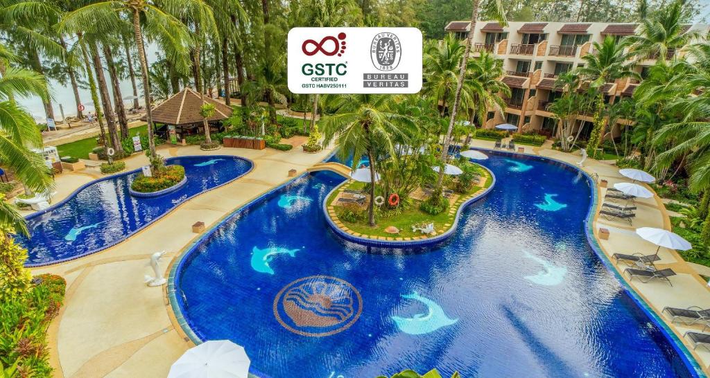 ein Bild von einem Swimmingpool in einem Ferienresort in der Unterkunft Best Western Premier Bangtao Beach Resort & Spa in Strand Bang Tao