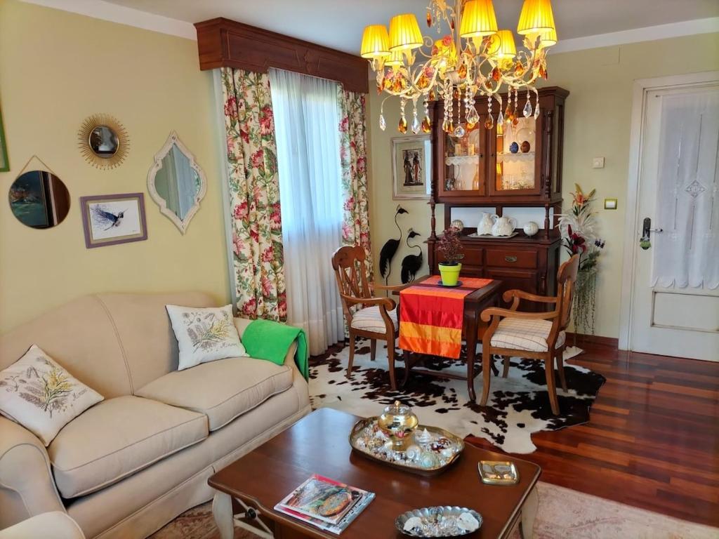 ein Wohnzimmer mit Sofa und Tisch in der Unterkunft Casa Boutique I Nestares I 6 pax I calm and comfort in Reinosa