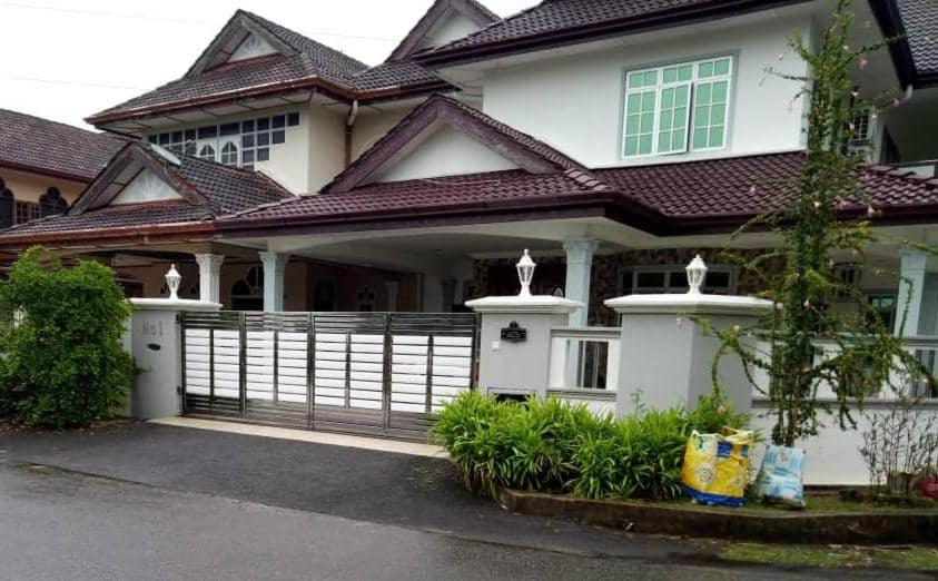 a white house with a fence in front of it at 主人房玻璃市港口 in Kuala Perlis